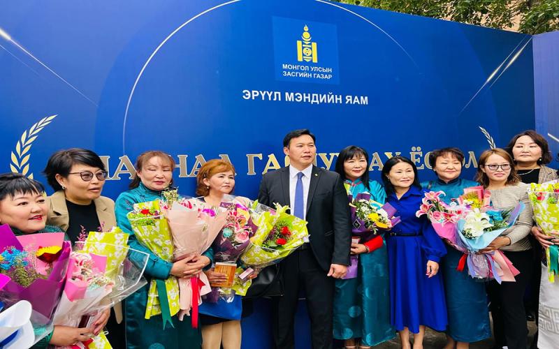 Сэтгэцийн эрүүл мэндийн үндэсний төвийн эмч, ажилчид төрийн дээд одон медалиар шагнагдлаа